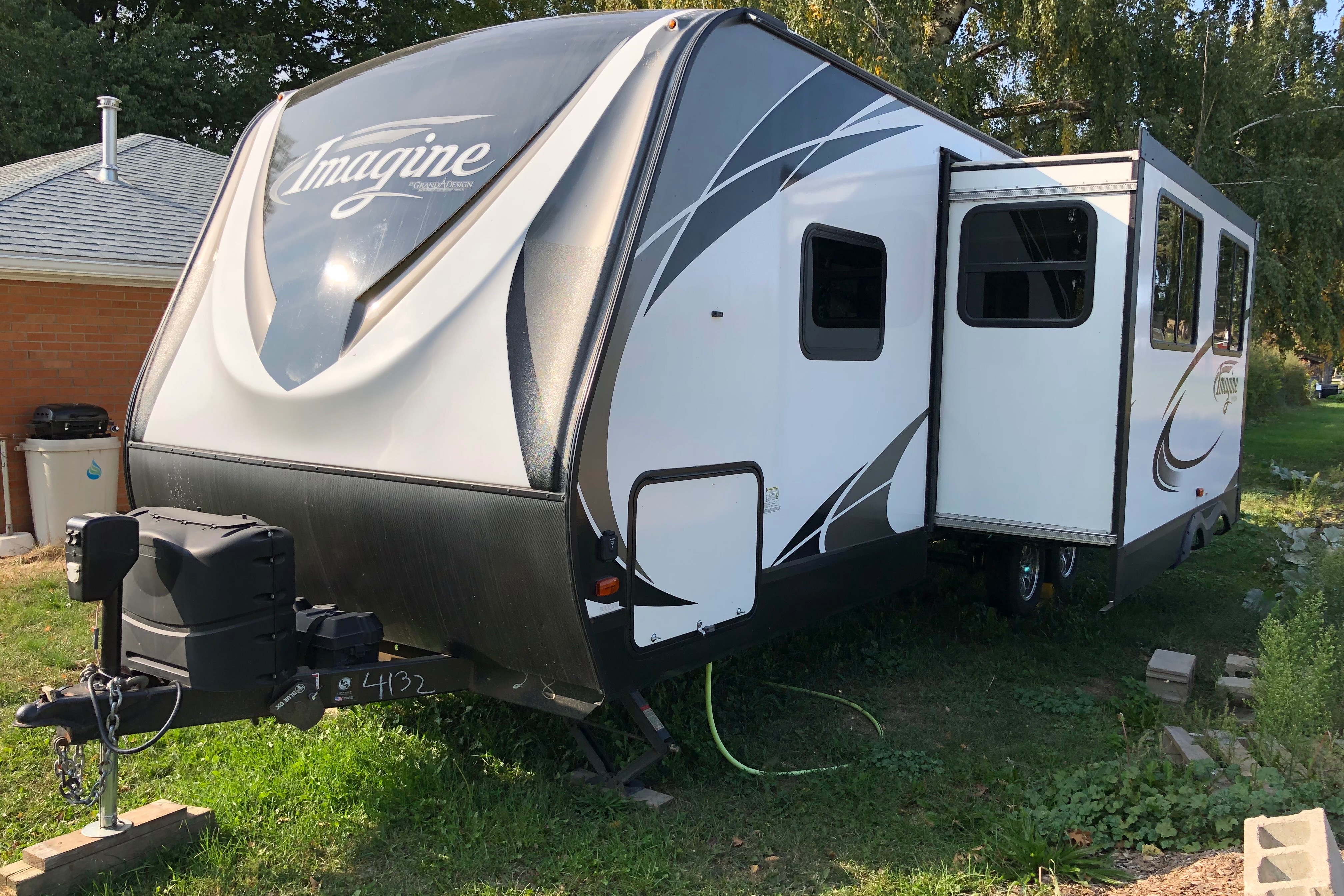 Roger's Imagine  2800BH Travel Trailer