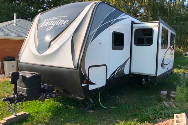 Roger's Imagine 2800BH Travel Trailer