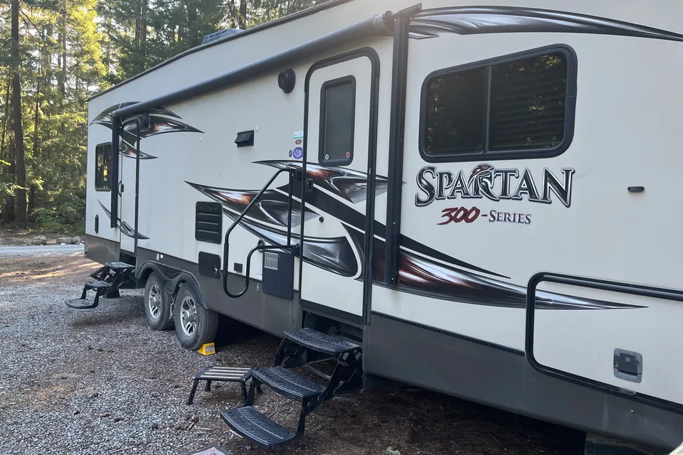 Spacious 30ft travel trailer with 3 queen beds