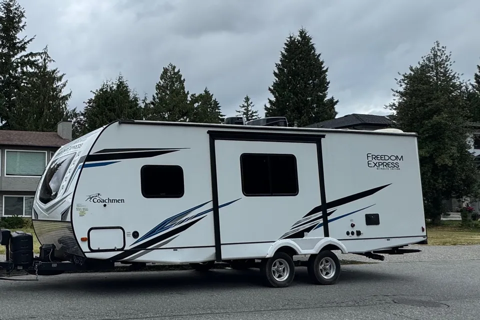 Wilbert’s Freedom Express Coachmen 2022 Travel Trailer