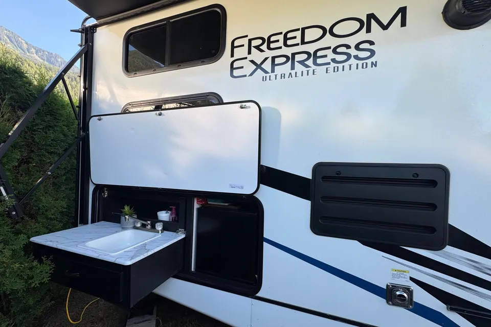 Wilbert’s Freedom Express Coachmen 2022 Travel Trailer