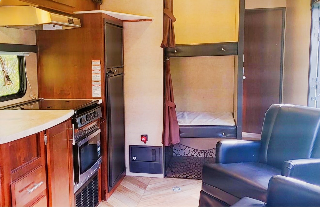 Forest River Vengeance 28V Roulotte cargo (capacité 6 personnes)