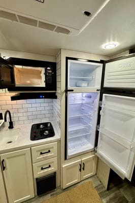 Modern Family Adventure: 2025 Jayco Baja 197MBW