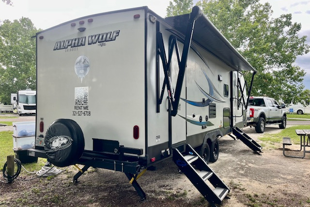 ADVENTURE AWAITS!! FOREST RIVER CHEROKEE ALPHA WOLF Travel Trailer