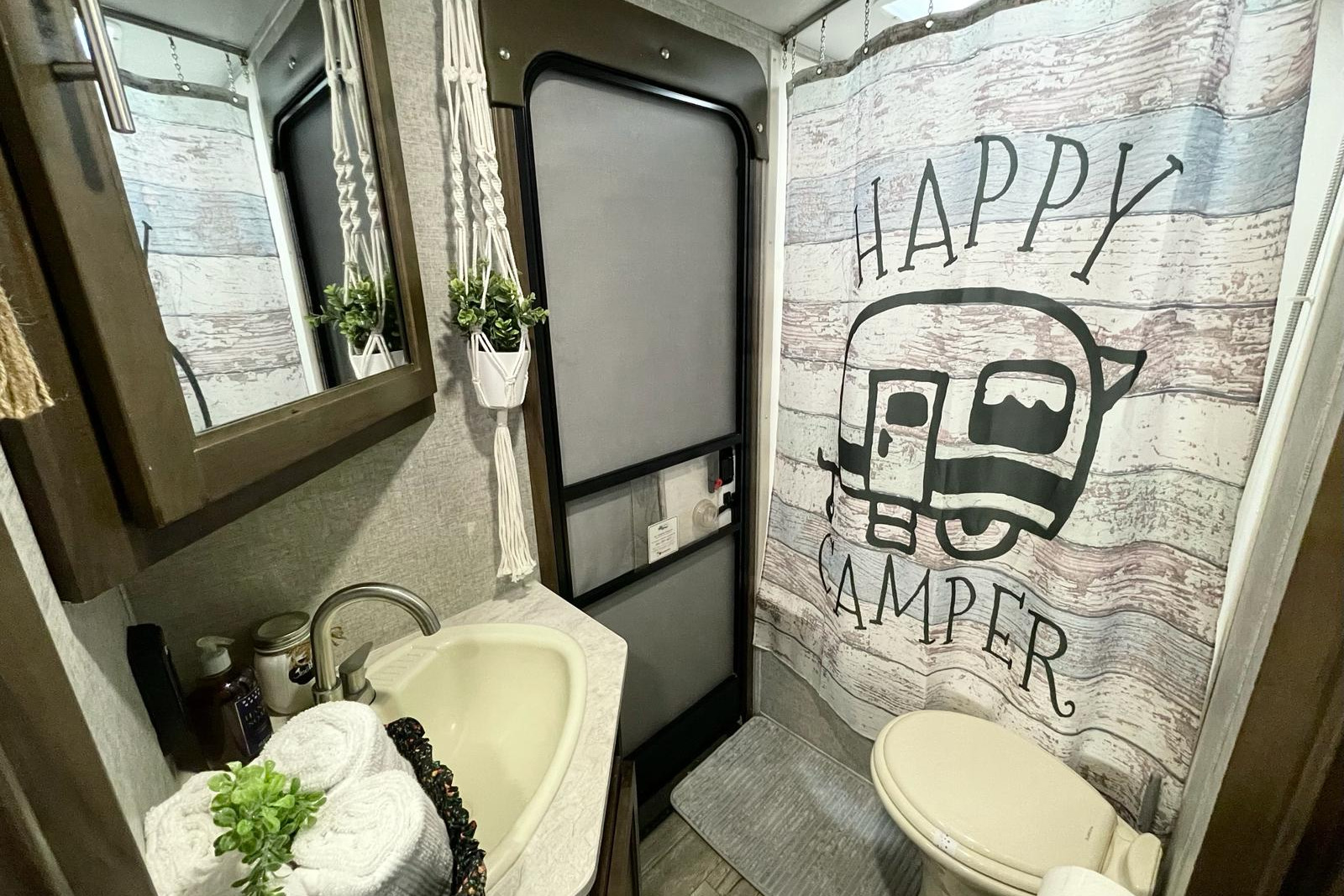 ADVENTURE AWAITS!! FOREST RIVER CHEROKEE ALPHA WOLF Travel Trailer