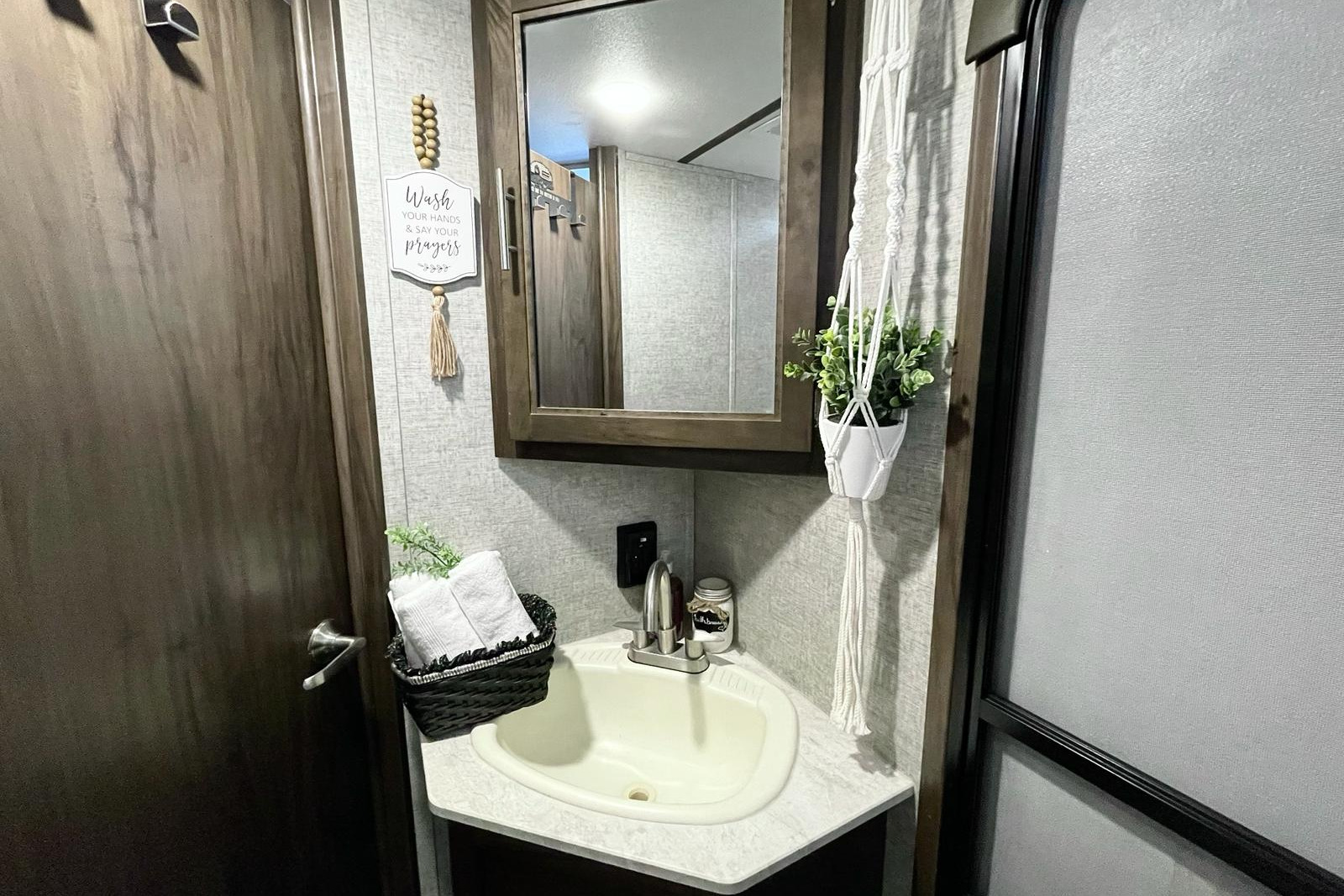 ADVENTURE AWAITS!! FOREST RIVER CHEROKEE ALPHA WOLF Travel Trailer