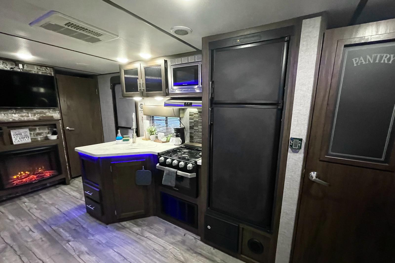 ADVENTURE AWAITS!! FOREST RIVER CHEROKEE ALPHA WOLF Travel Trailer