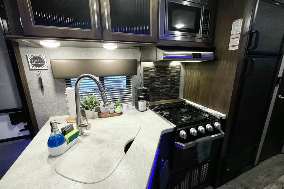 ADVENTURE AWAITS!! FOREST RIVER CHEROKEE ALPHA WOLF Travel Trailer