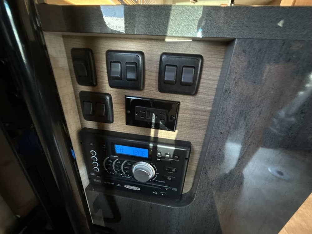Top Notch Rv - Mercedes Benz Atasca Navion 24v 26'