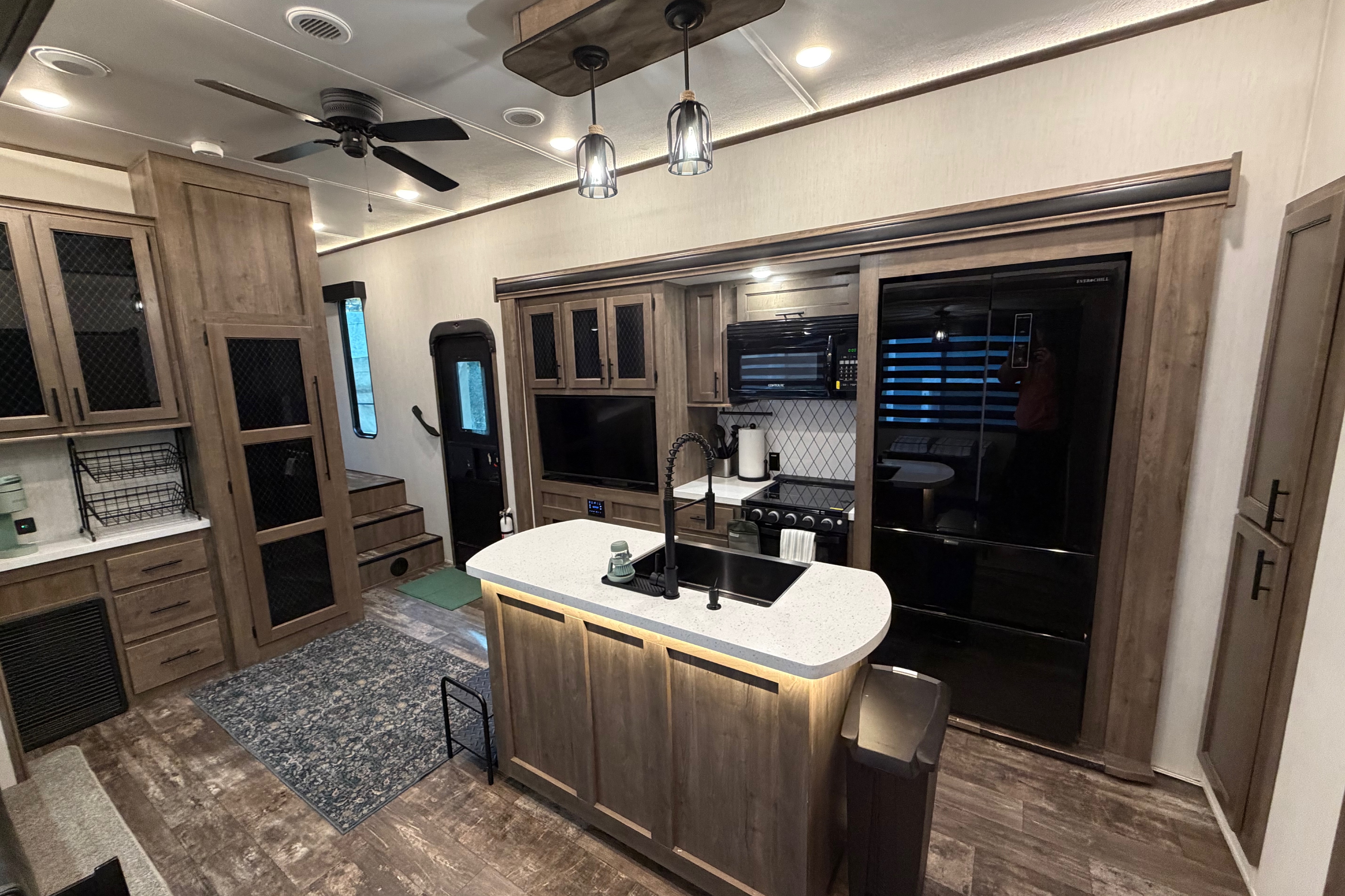 Inn at the Woods: Forest River Sabre 38 DBQ Fifth Wheel