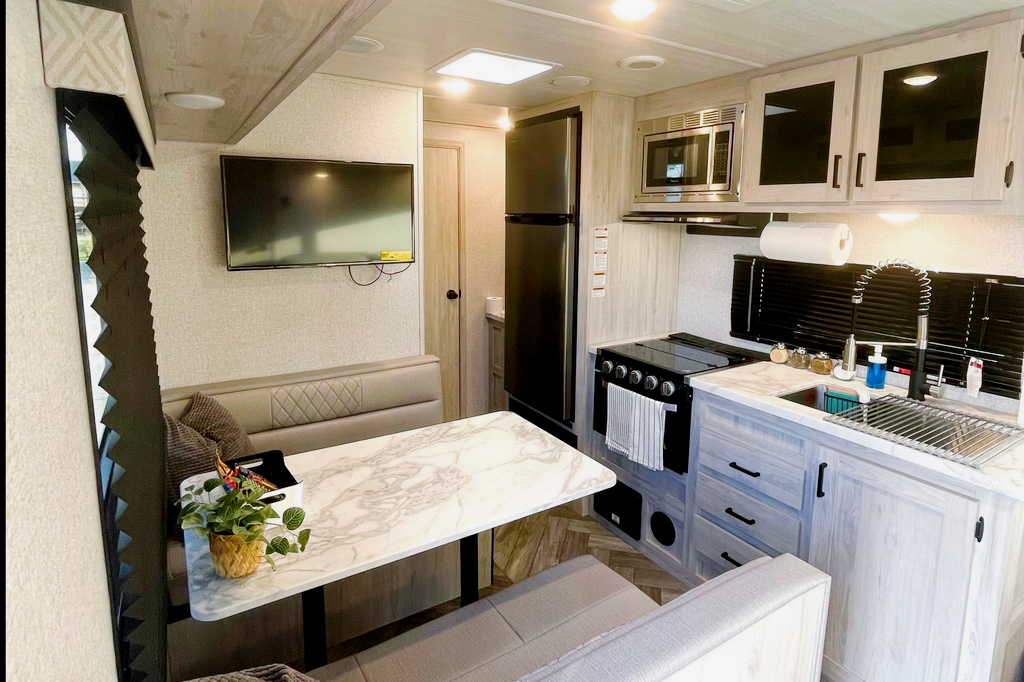 Gerardo's East to West Della Terra 250bh Travel Trailer