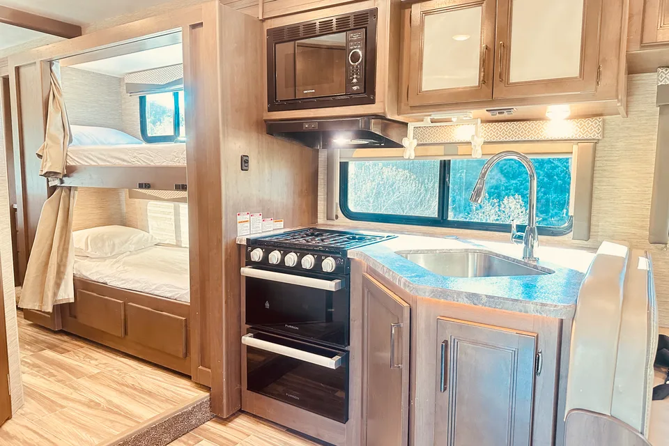 Thor Motor Coach Fourwind 31EV Class C with fully equipped kitchen and bathroom