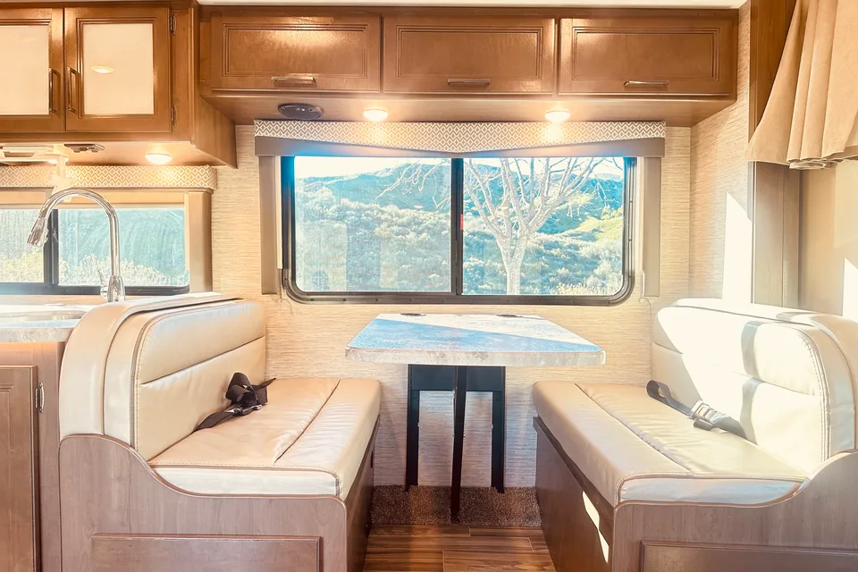 Thor Motor Coach Fourwind 31EV Class C with fully equipped kitchen and bathroom