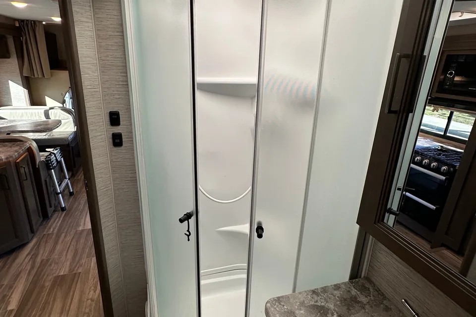 Thor Motor Coach Fourwind 31EV Class C with fully equipped kitchen and bathroom
