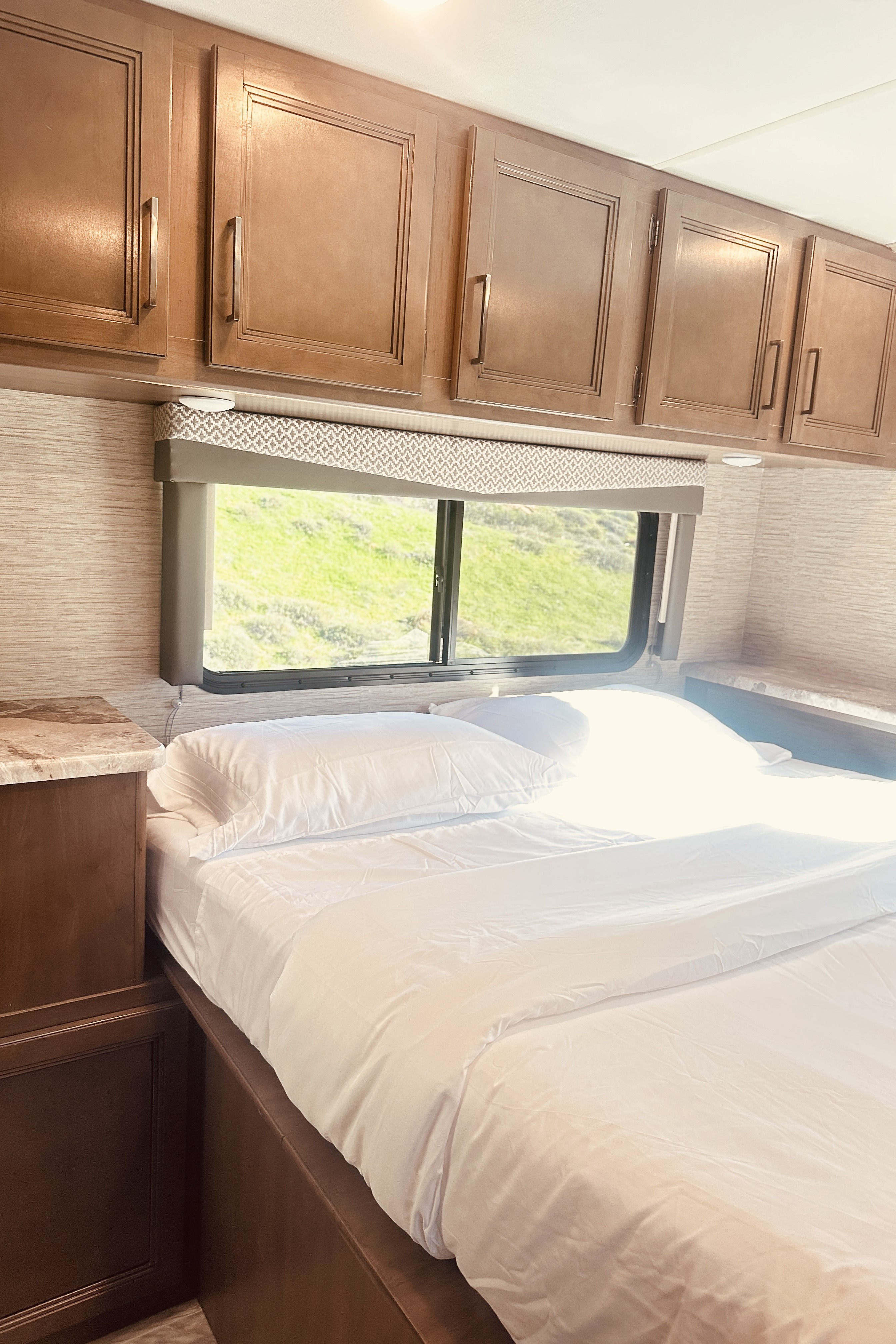 Thor Motor Coach Fourwind 31EV Class C with fully equipped kitchen and bathroom