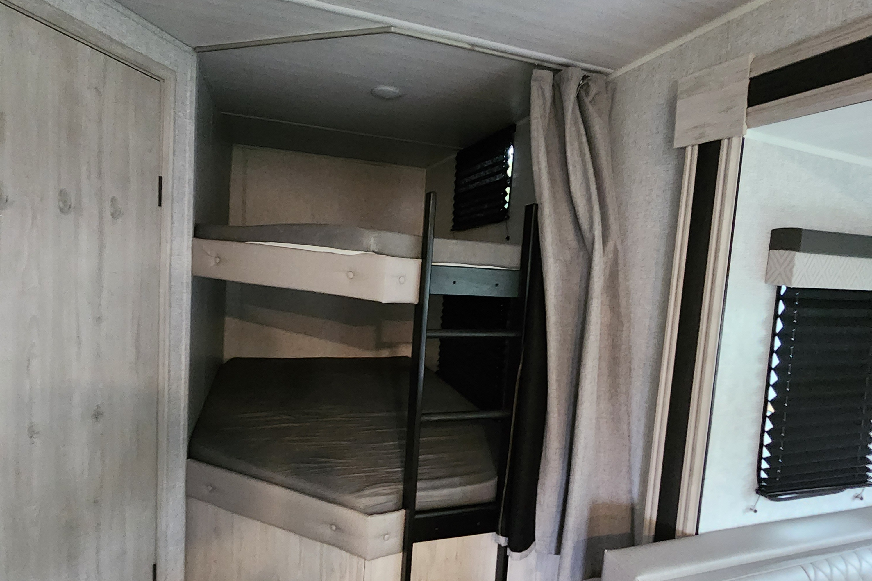 Luiz  Roberto's Forest River Della Terra 271BH Travel Trailer