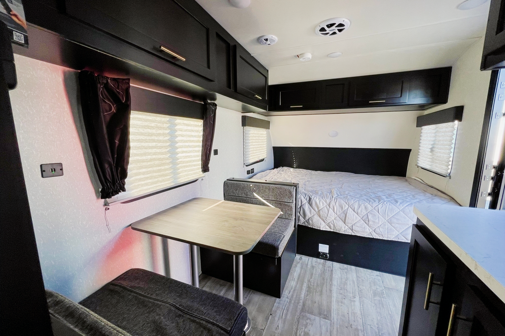 **BEST FOR RV PARKS & BEACH+EASY TO TOW+SLEEPS 5**