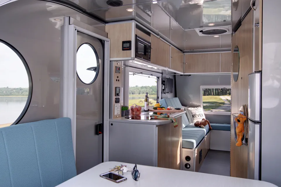 Alto F2114 (2350 lb ultralégère)(avec déplace caravane)