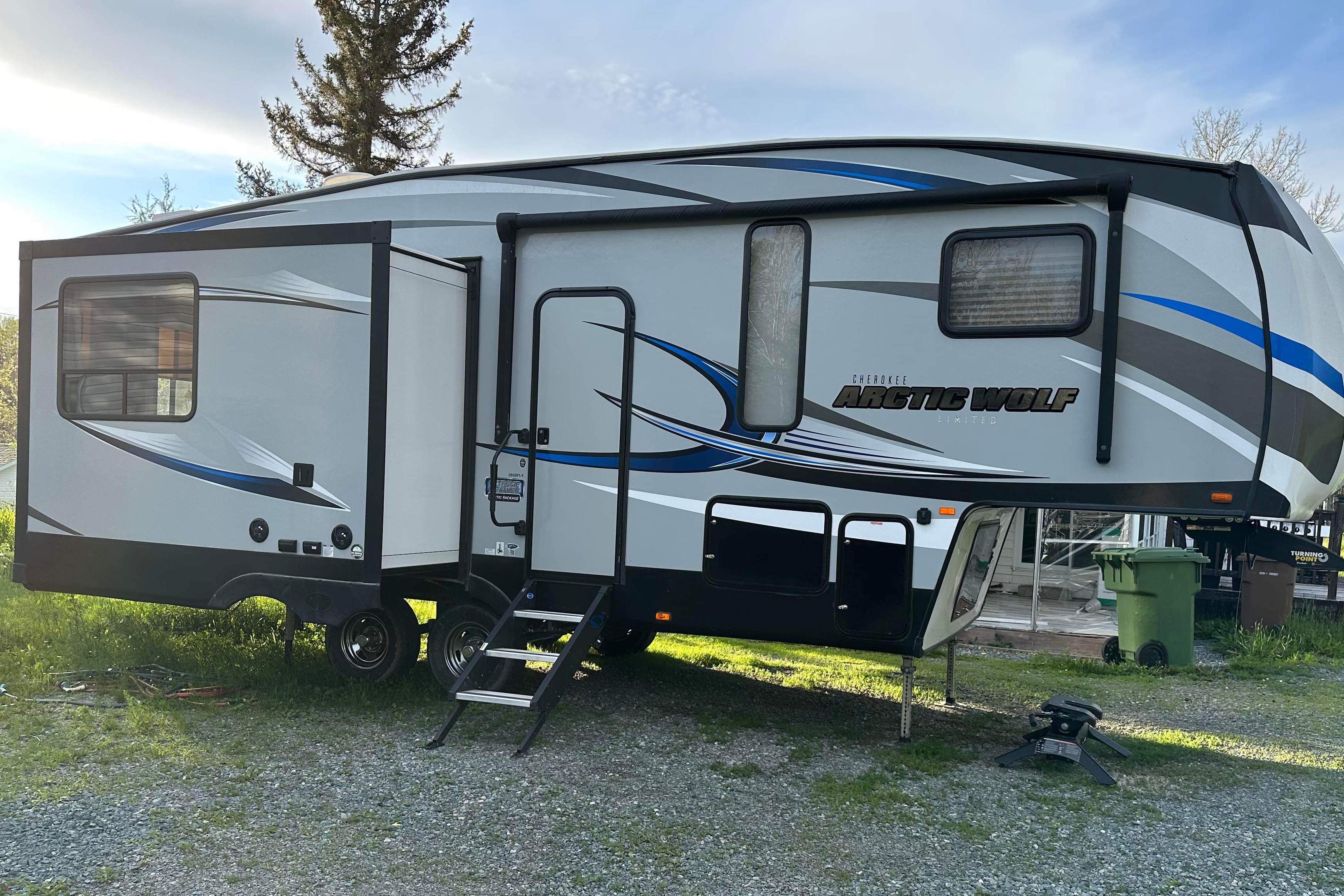 MForest River RV Cherokee Arctic Wolf Limited 285DRL4 Sellettes