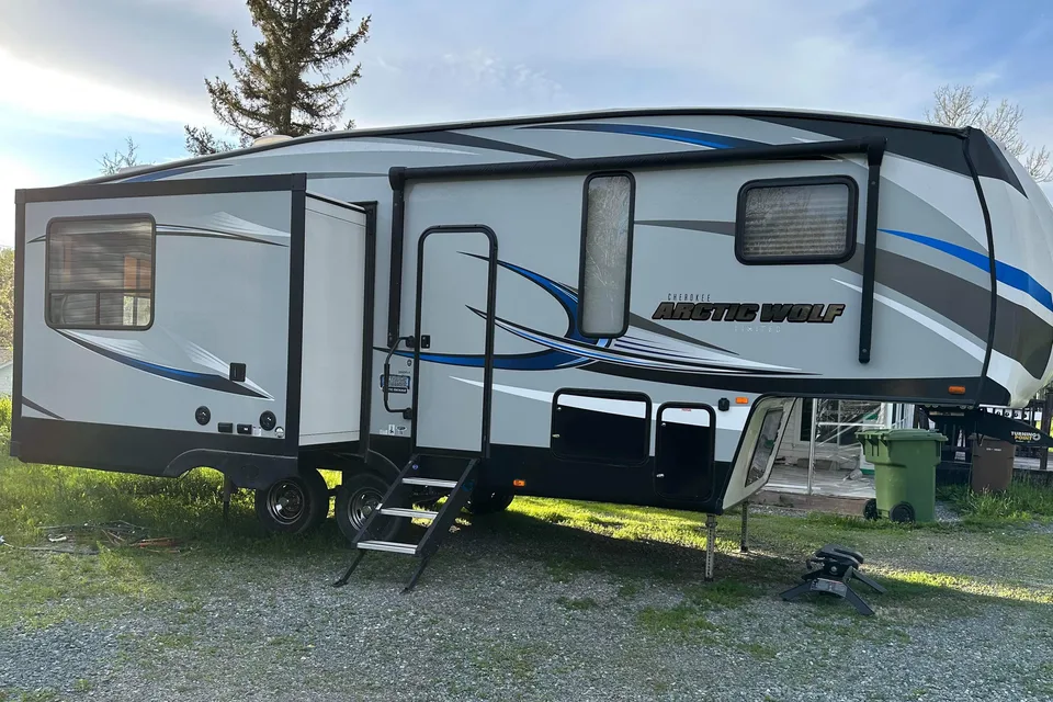 MForest River RV Cherokee Arctic Wolf Limited 285DRL4 Sellettes