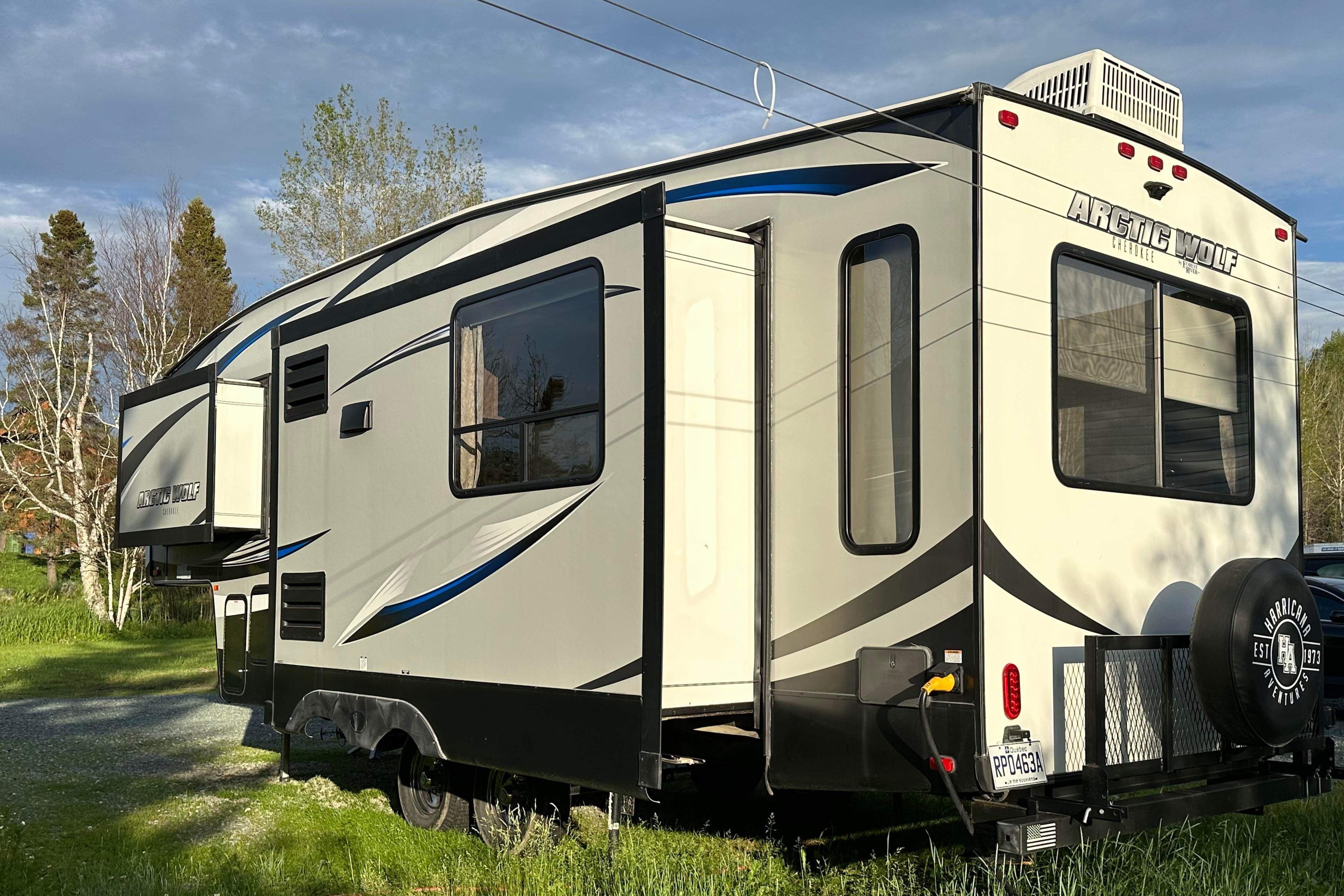 MForest River RV Cherokee Arctic Wolf Limited 285DRL4 Sellettes