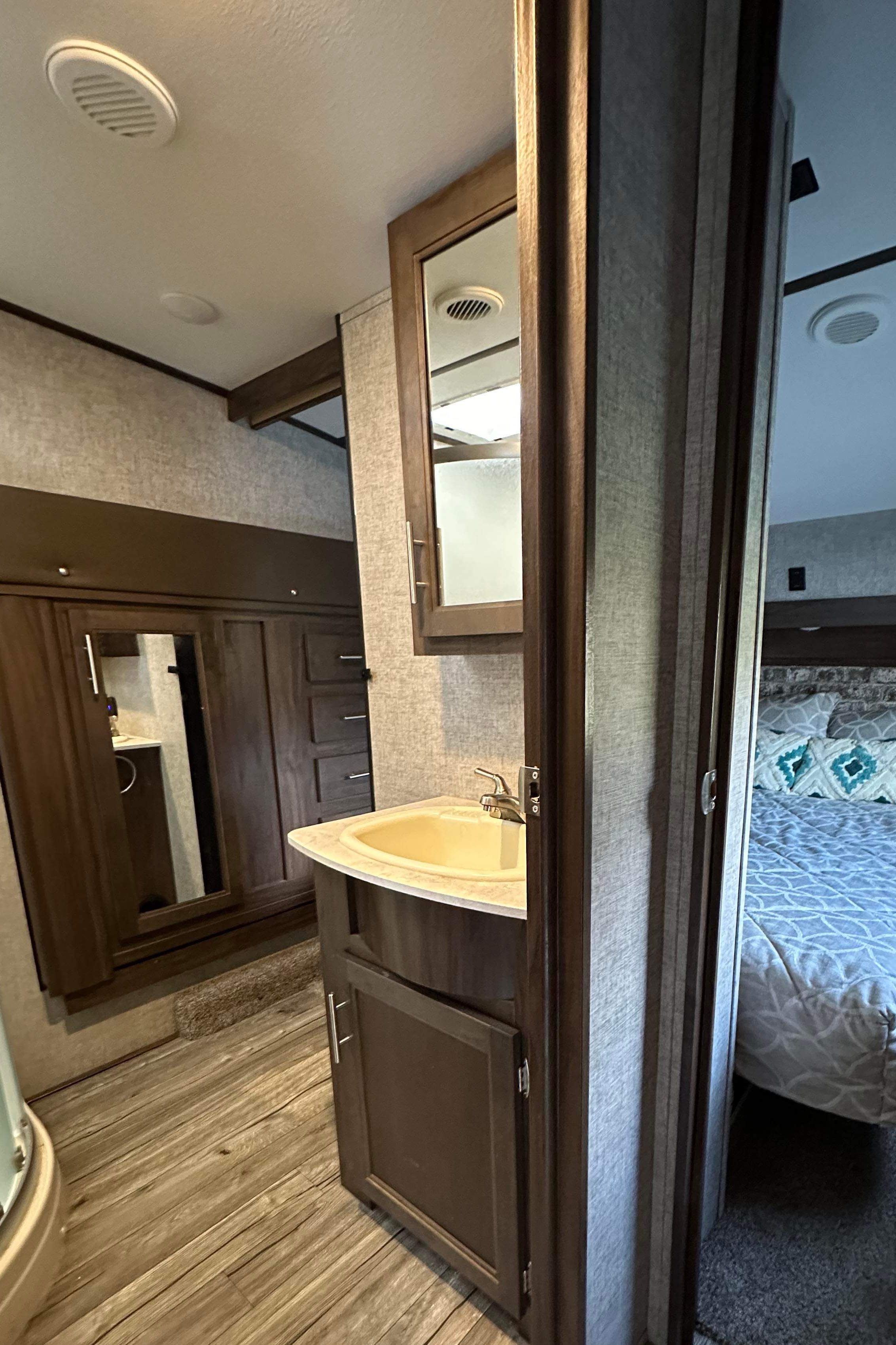 MForest River RV Cherokee Arctic Wolf Limited 285DRL4 Sellettes