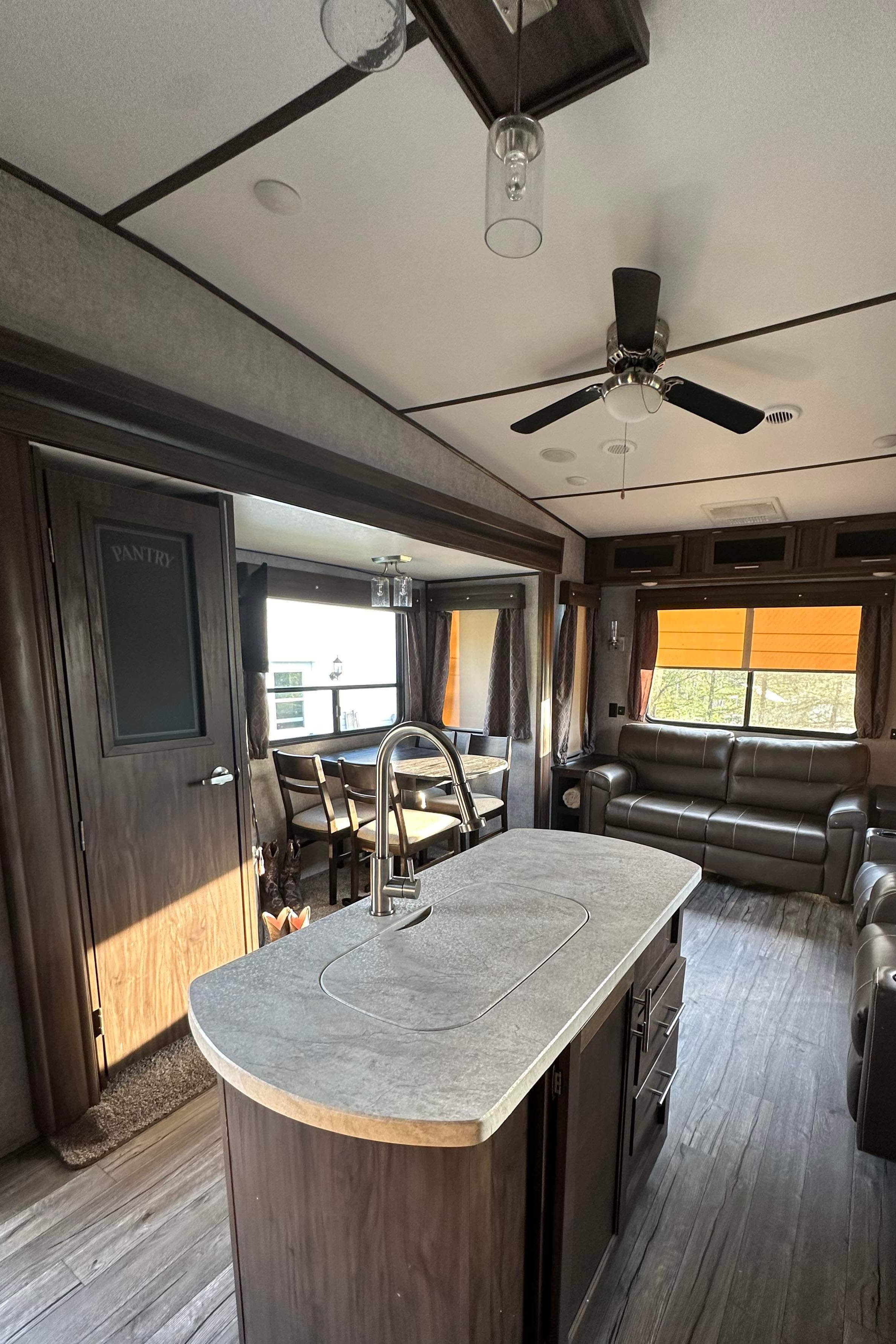 MForest River RV Cherokee Arctic Wolf Limited 285DRL4 Sellettes