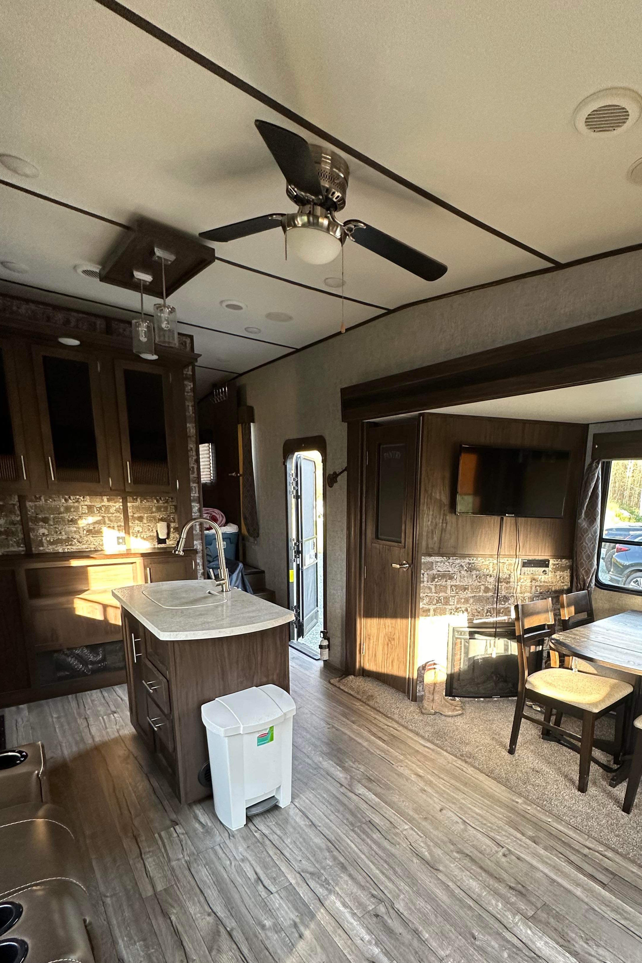MForest River RV Cherokee Arctic Wolf Limited 285DRL4 Sellettes