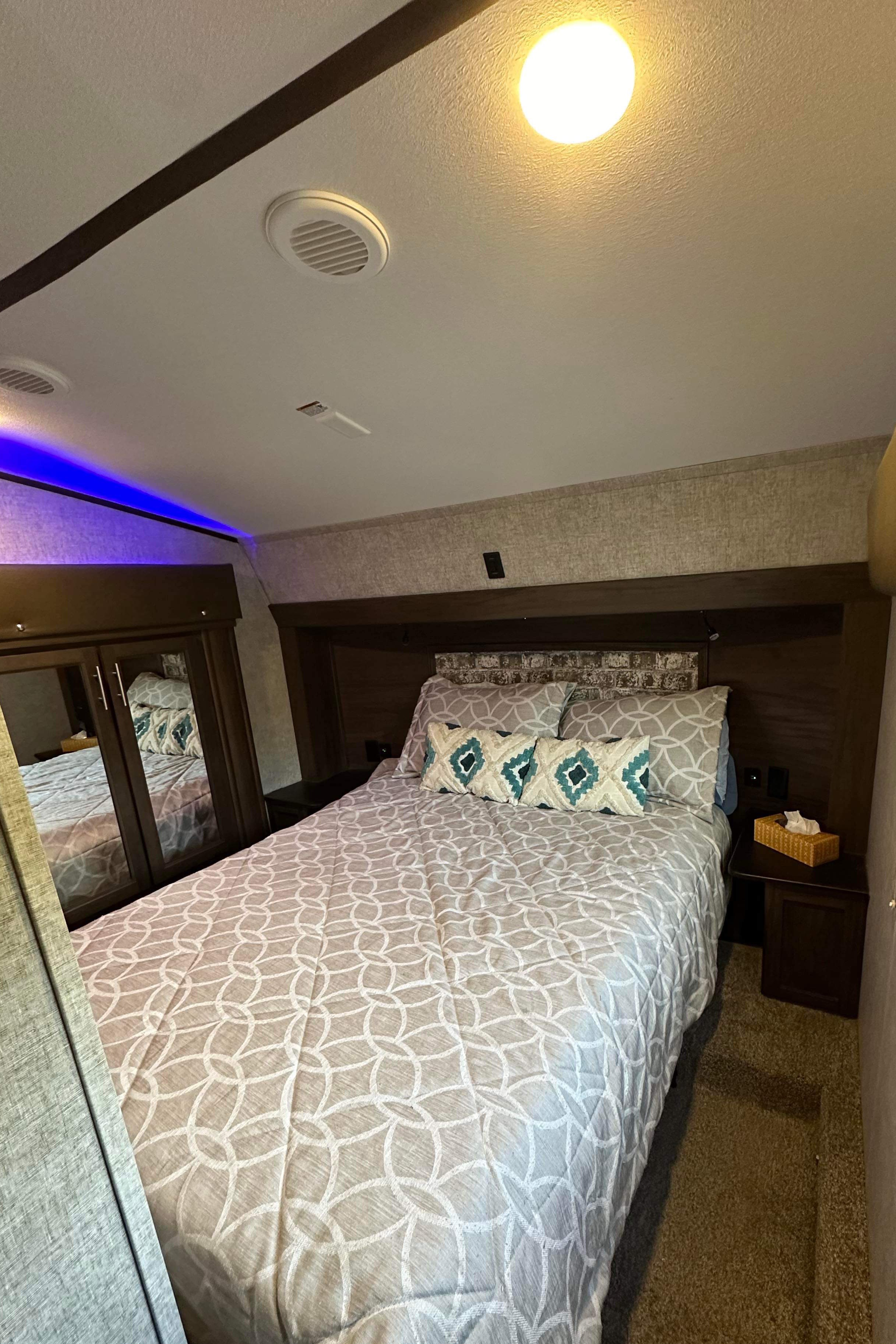 MForest River RV Cherokee Arctic Wolf Limited 285DRL4 Sellettes