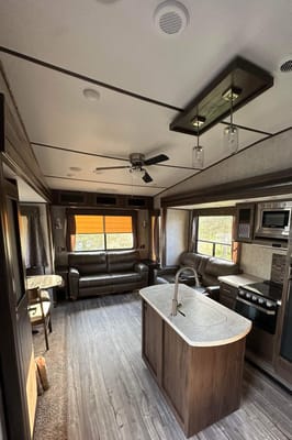 MForest River RV Cherokee Arctic Wolf Limited 285DRL4 Sellettes