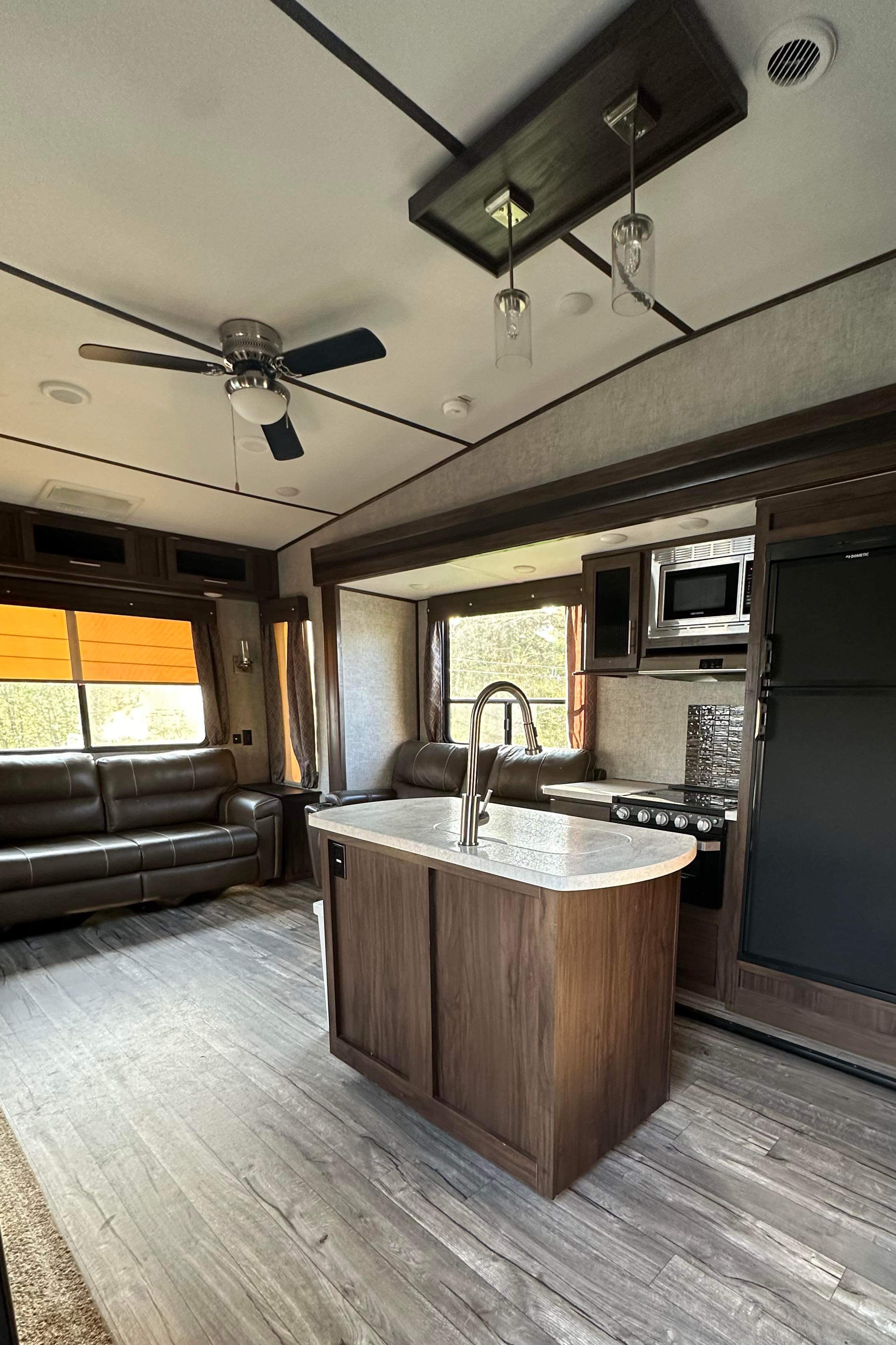 MForest River RV Cherokee Arctic Wolf Limited 285DRL4 Sellettes