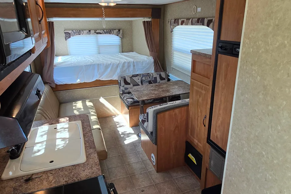 23 Footer That Sleeps 8? Heck Yeah!