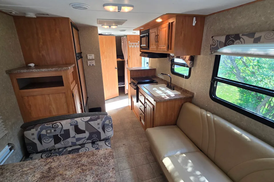 23 Footer That Sleeps 8? Heck Yeah!