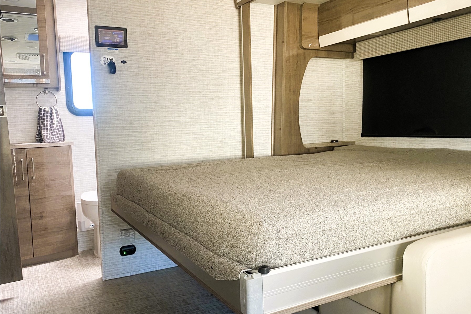 💎 Merci Benz 💎 BRAND NEW 2026 • Premium Sprinter • Low Mileage • Sleeps 6 ✨