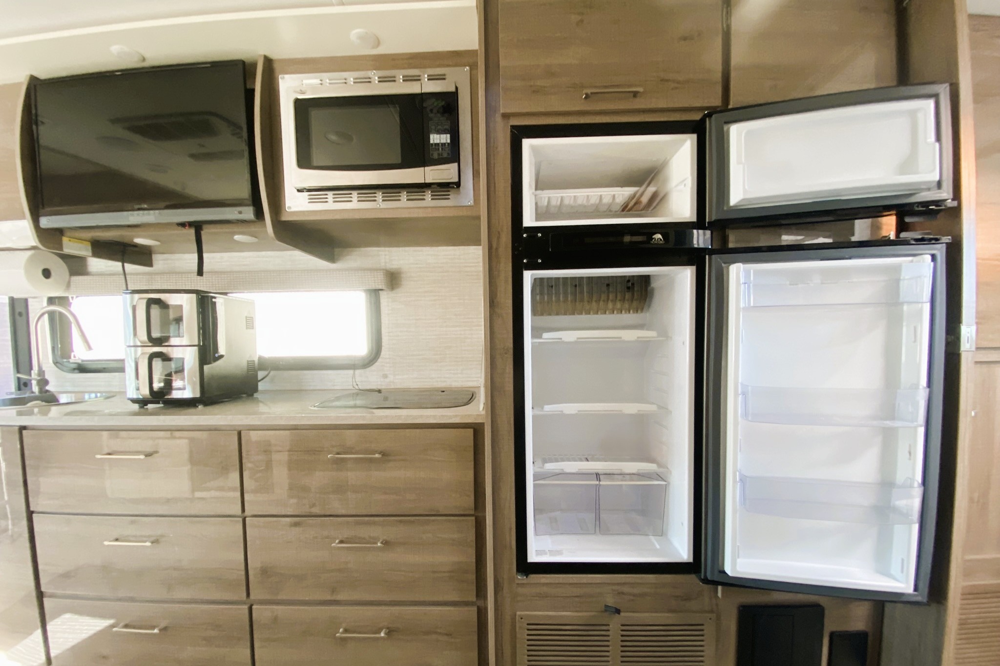💎 Merci Benz 💎 BRAND NEW 2026 • Premium Sprinter • Low Mileage • Sleeps 6 ✨