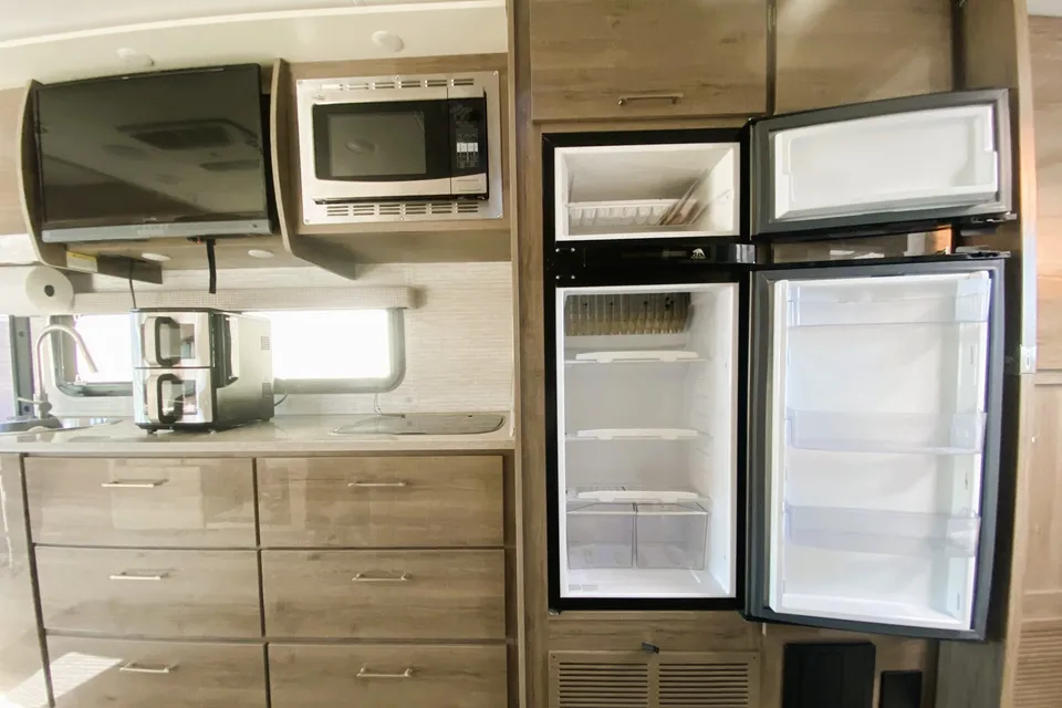 💎 Merci Benz 💎 BRAND NEW 2026 • Premium Sprinter • Low Mileage • Sleeps 6 ✨