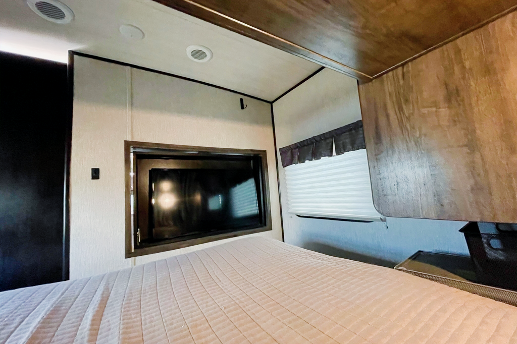 Luxury Heartland Mallard M33 - Travel Trailer
