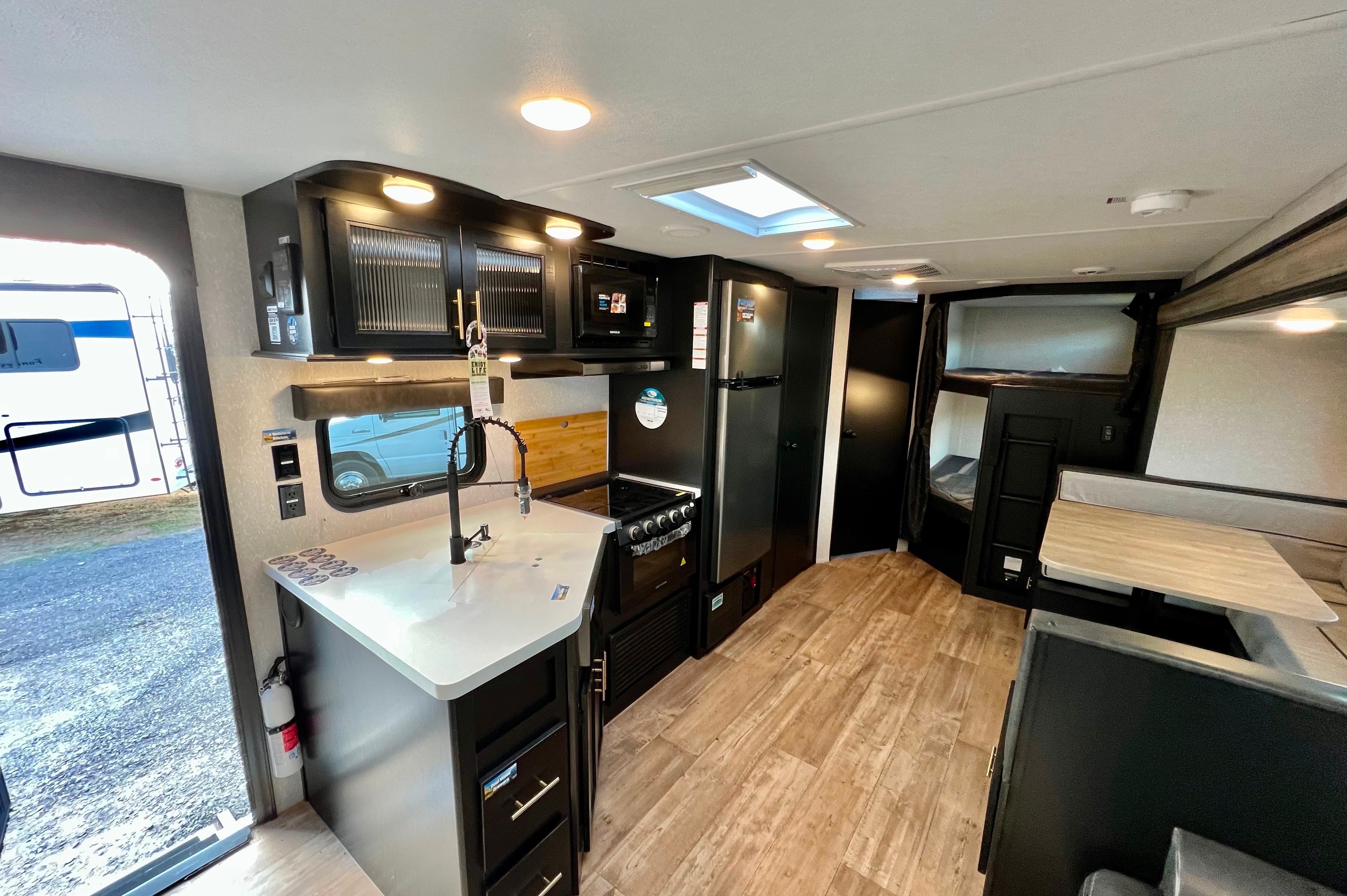 🌟 Family RV – Sleeps 6 Comfortably | Solar + Starlink + Outdoor Kitchen 🚐🔋🌲