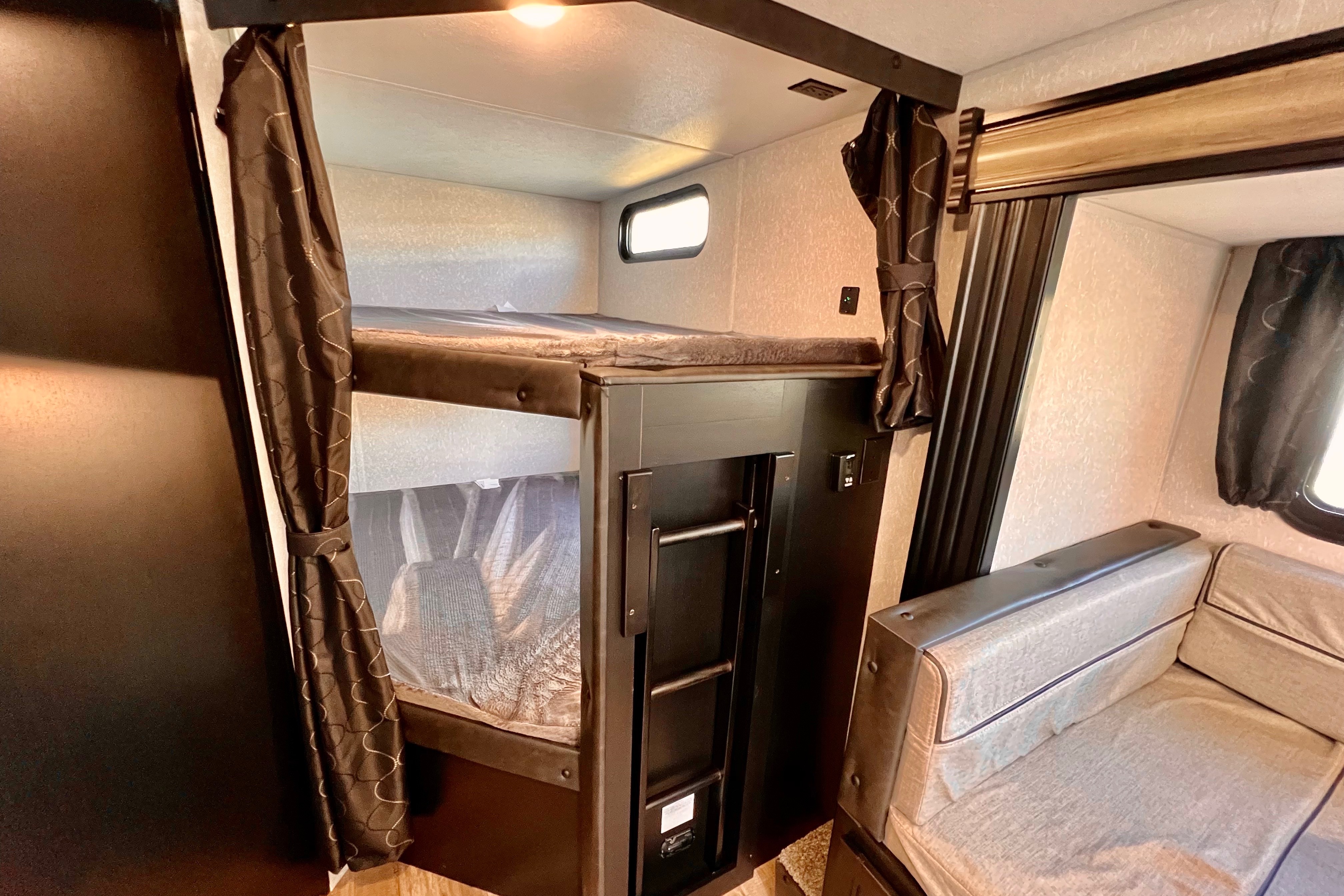 🌟 Family RV – Sleeps 6 Comfortably | Solar + Starlink + Outdoor Kitchen 🚐🔋🌲