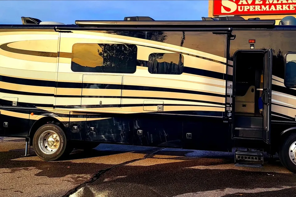 Harrrvey thee RV Fleetwood Bounder Class A
