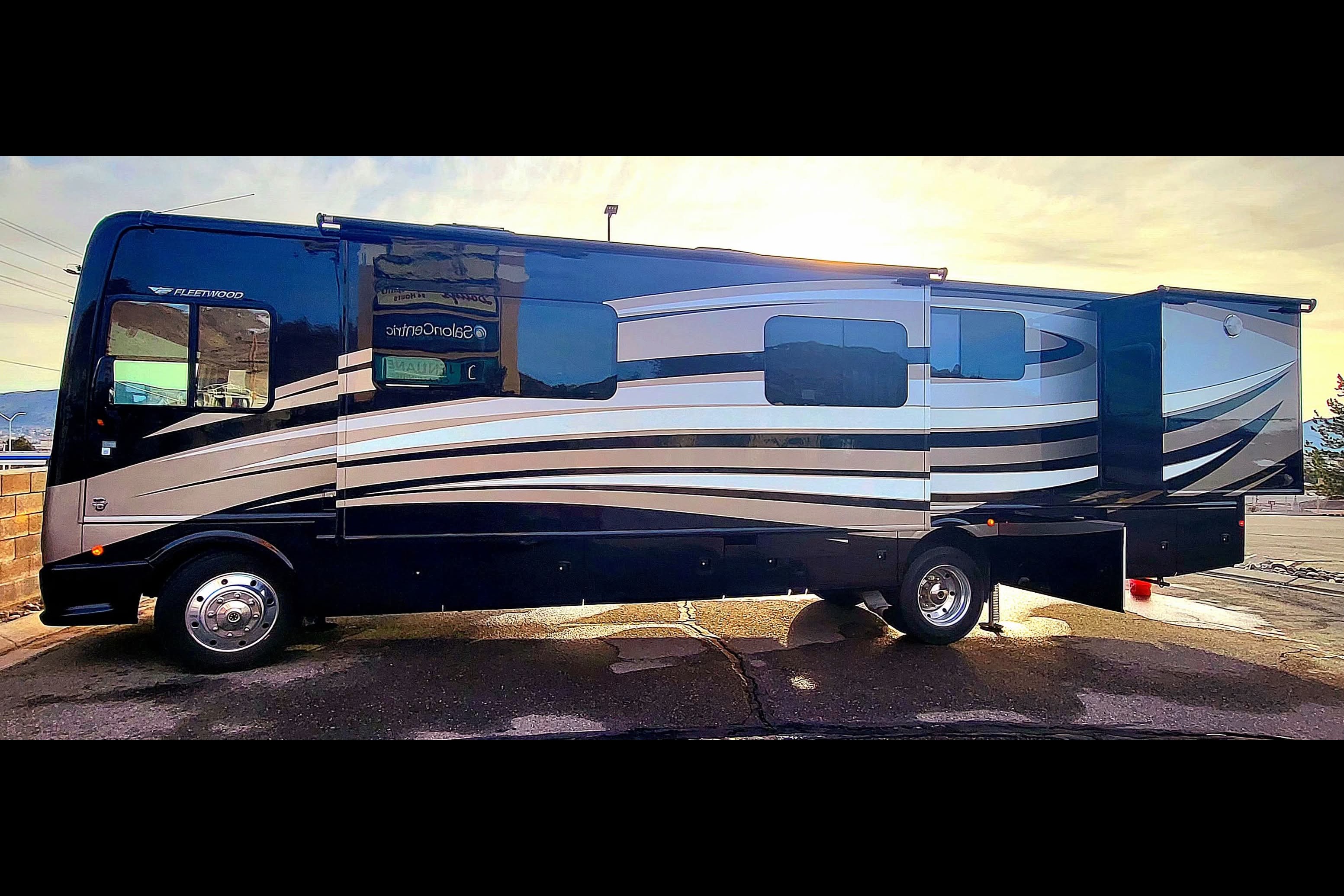 Harrrvey thee RV Fleetwood Bounder Class A