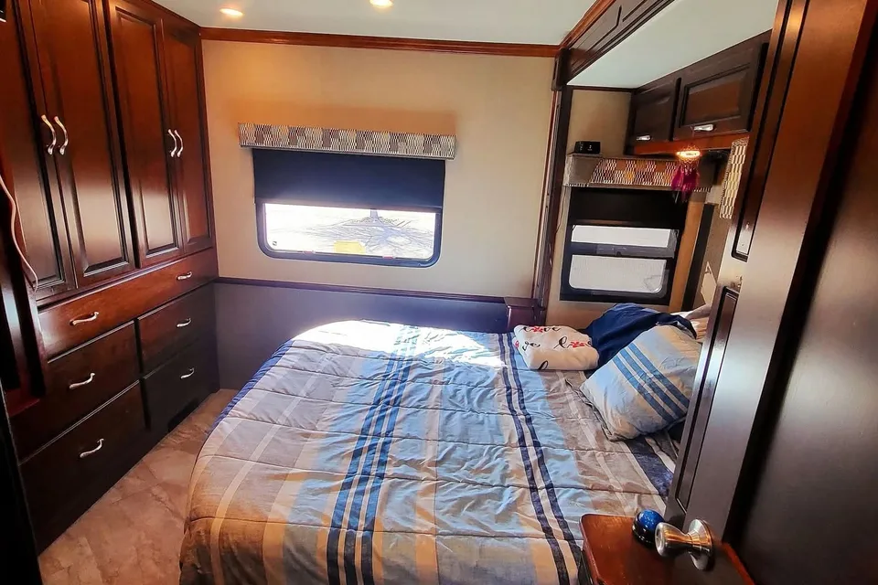 Harrrvey thee RV Fleetwood Bounder Class A