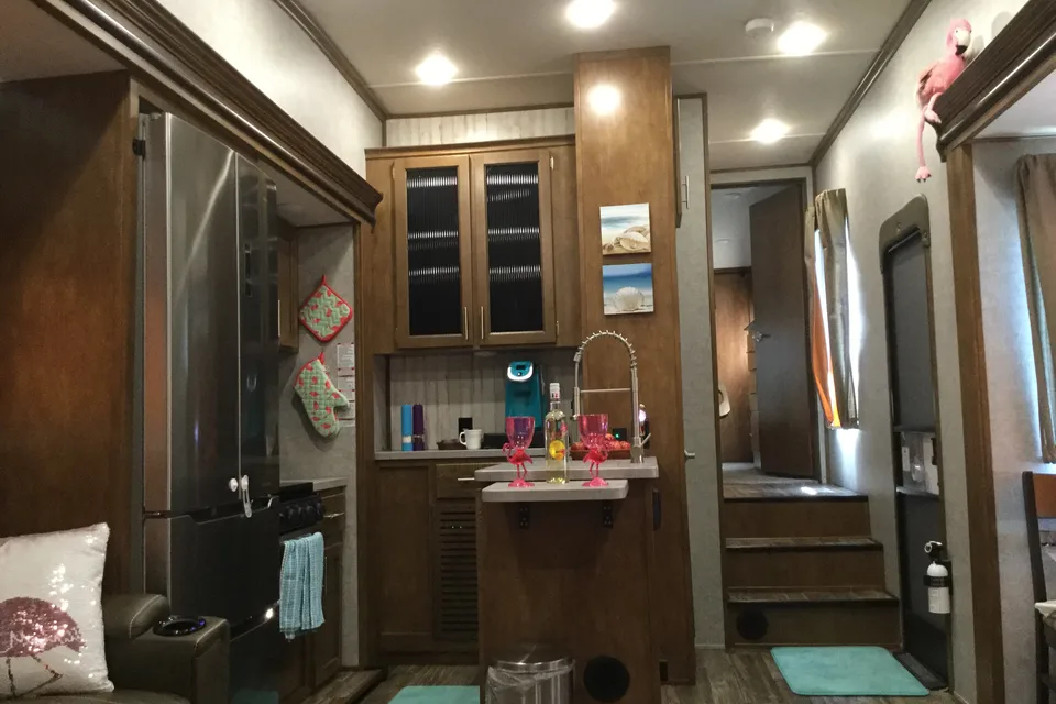 Executive Suite - Palomino - Columbus - Delivery
