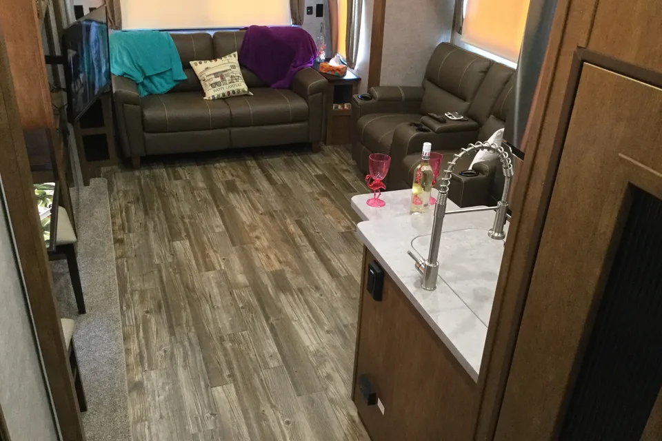 Executive Suite - Palomino - Columbus - Delivery