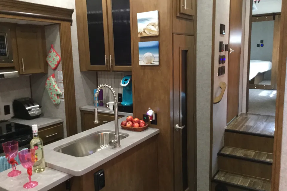 Executive Suite - Palomino - Columbus - Delivery
