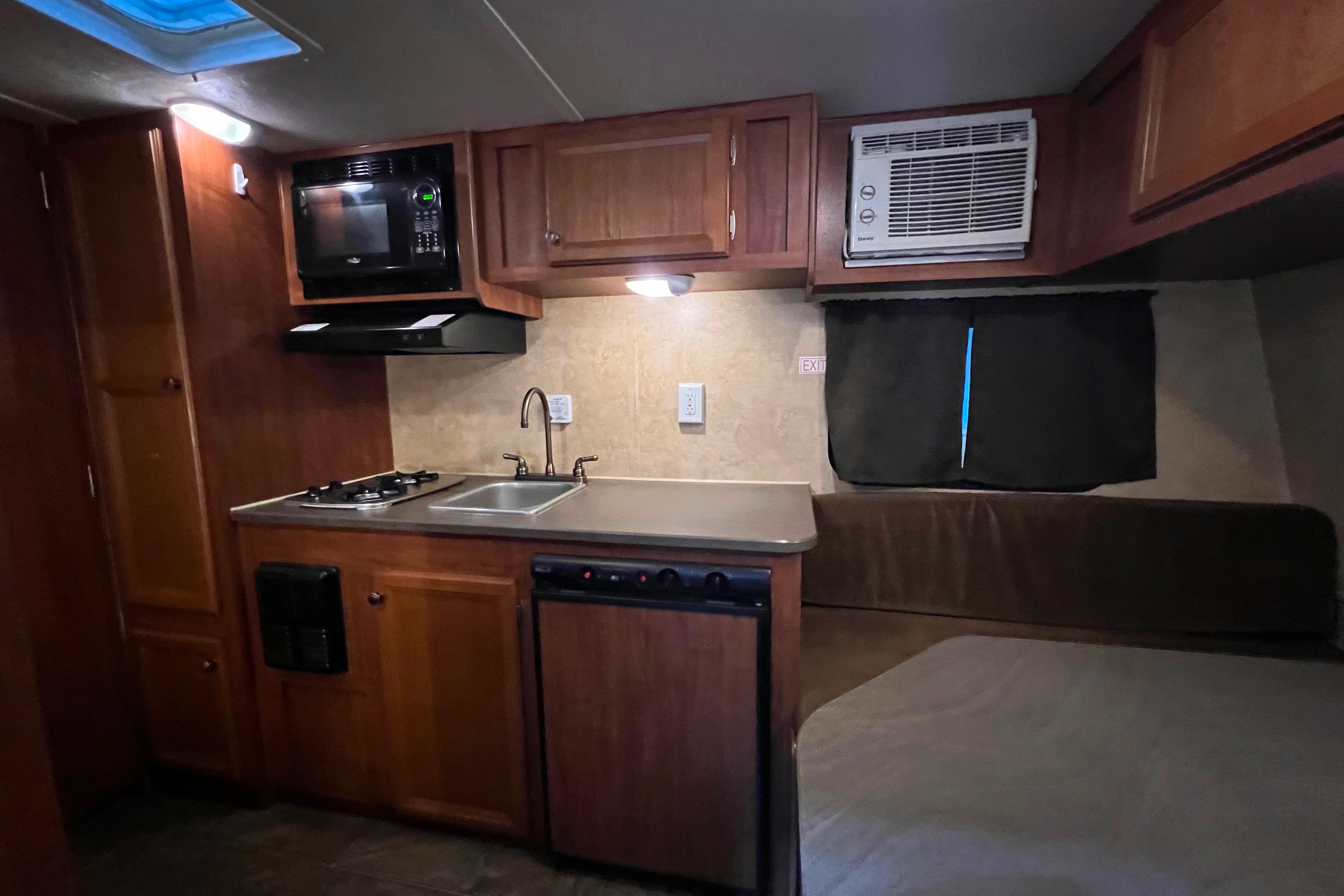 06 - 2012 - JAYCO - BUNKS - 2480lbs - SLEEPS 4