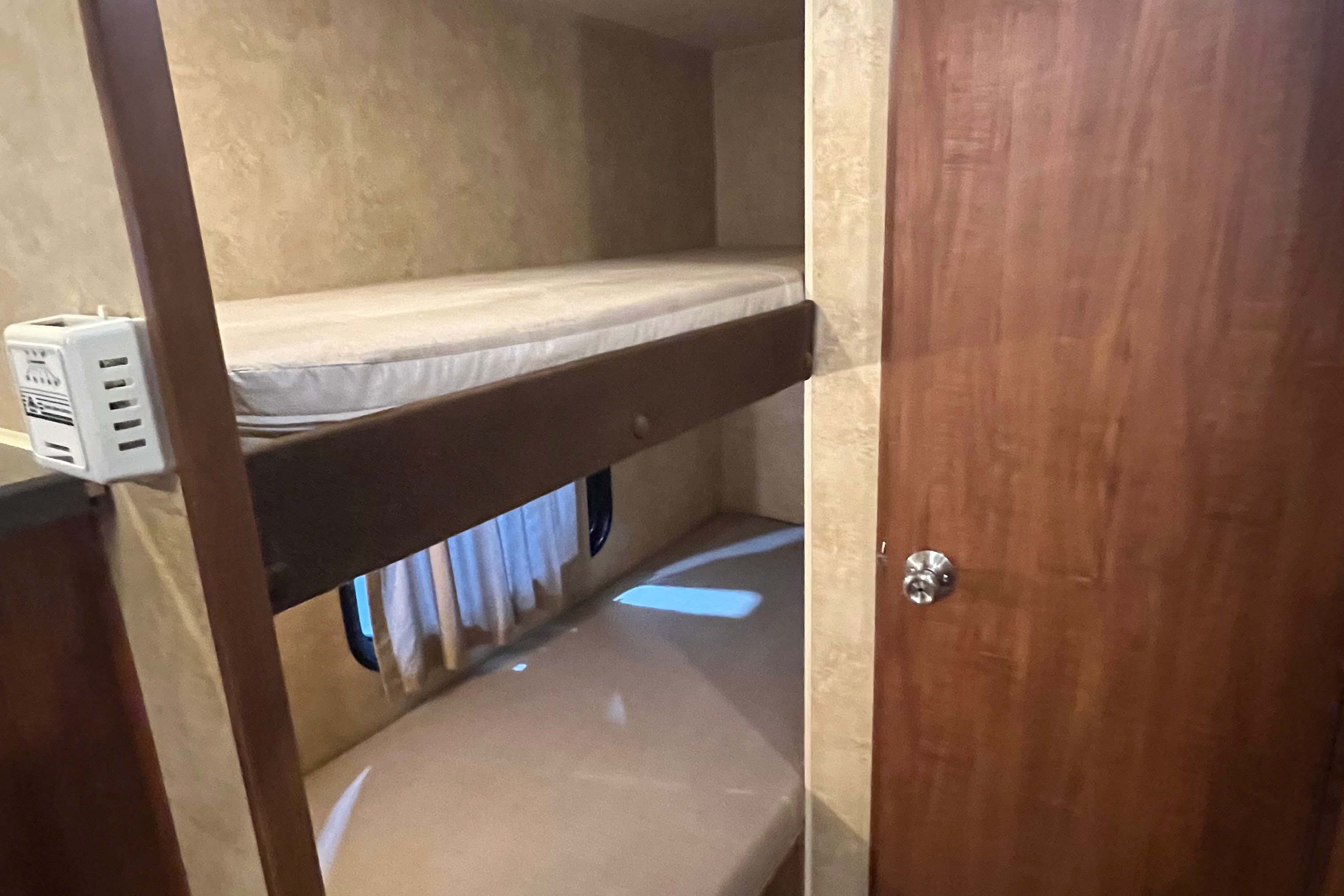 06 - 2012 - JAYCO - BUNKS - 2480lbs - SLEEPS 4