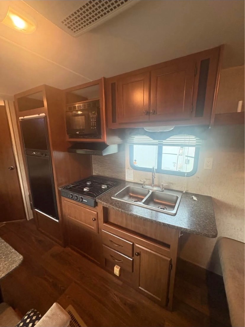 Kawartha RV Rentals Pioneer 25BH Travel Trailer