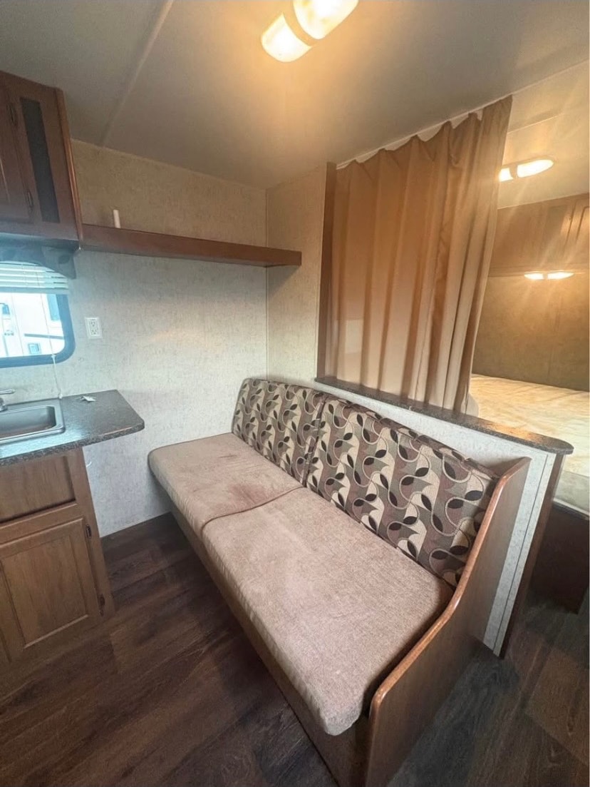 Kawartha RV Rentals Pioneer 25BH Travel Trailer