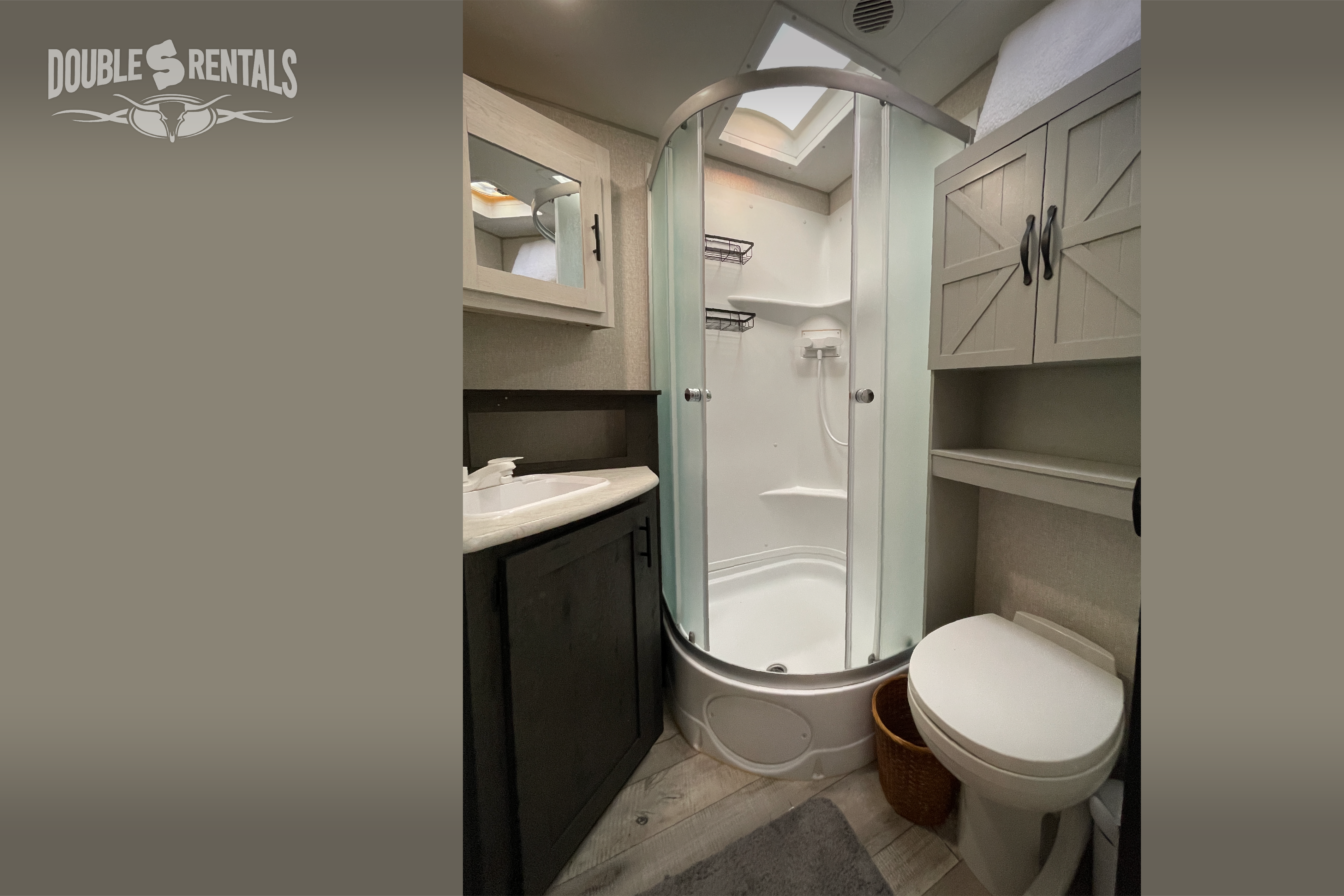 SPORTSMEN DESTINATION w/ Private King Master, Bunks & Residential Fridge!